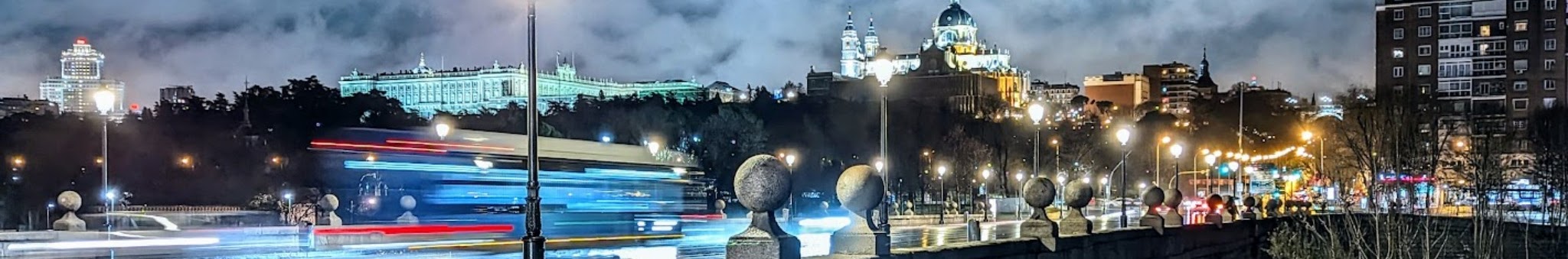 Imagen de noche desde el puente de Segovia del Palacio Real de Madrid, la Almudena y el hotel riu de la Plza de 
España. 